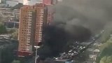北京三元桥一车辆突发自燃 火苗不断从车窗冒出 车身烧得只剩框