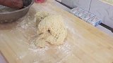 农村婆婆蒸菜包，手法熟练捏的好，连不爱说话的公公都夸好吃