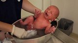 出生第3天的小宝宝洗澡，一副不知所措的样子，真是惹人怜爱