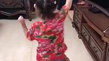 女儿以为妈妈不在家可以解放自己，开心地跳起舞来