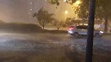 北京多地突降暴雨：狂风加冰雹、闪电密集黑夜亮如白昼