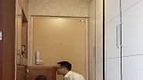 爸爸下班回家，女儿忙前忙后的伺候着，不愧是爸爸的小情人
