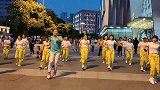 四川成都一美女跳广场舞，突然尖叫起来，这是什么情况？