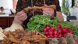 东北大哥一个人吃饭，还整这么多菜，家里有矿就是不一样啊！