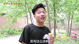 甜甜和来福想玩滑滑梯，妈妈在家自制滑滑梯，真好玩！