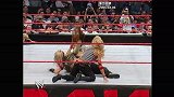 WWE 经典时刻：特约裁判翠什助阿什利击败詹姆斯