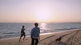王俊凯董子健海边狂奔，上演青春偶像剧戏码，网友直呼太温馨