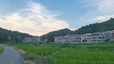 抚州命案嫌犯家属：老宅倒塌出狱后借居亲戚家 希望他能投案