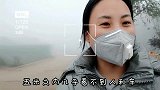 小飞扛一麻袋辣椒面做大辣片，挑战吃辣极限，咬一口直冒汗上头了