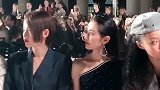 张嘉倪陈钰琪同框看秀，都被模特的身材迷住，女人更喜欢看美女！