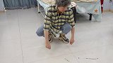 儿子考上北大亲妈不给学费，后妈给了10万，几年后儿子这样做