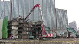 机械臂长70米的挖掘机，专门用来拆除摩天大楼，只有日本能生产