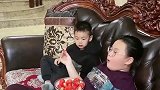一个敢吃一个敢接，姐弟俩这一幕，咱也不敢说咱也不敢问！