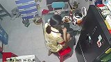 凳子：监控总能拍下人类愚蠢的一幕，下次别再踩我了
