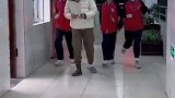 班主任崴脚后，学生都模仿起来了