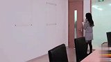 美女上司因为策划案教训下属，被两男员工恶搞，太逗了