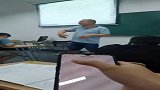 美女利用手机，直接把屏幕关闭，老师没发现！
