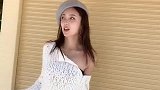 游乐场遇到的美女小姐姐，精致的穿搭甜美的笑容，看一眼都好心动