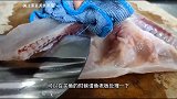 清蒸鲈鱼怎么做好吃？大厨教你1招，鲜香滑嫩无腥味