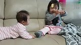 固执的姐姐不愿意和二胎妹妹分享苹果,看完这个你还想生二胎吗