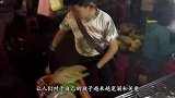 10岁小孩街头卖稀罕小吃，只要5块1份，食客排队买