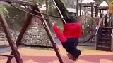 秋千也敢这么玩？牛人后空翻玩秋千 友人转身已惊呆