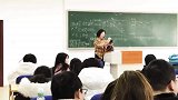 学生答对问题后，老师掏出现金奖励学生