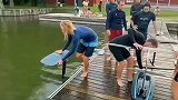 老外真会玩，一块板完成水上滑行，这是什么原理？