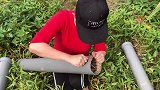 越南美女制作的捕鱼利器，将它埋入杂草底下，结果捕获好多大黄鳝
