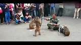 河南街头偶遇耍猴，猴子妈妈见耍猴人要打小猴子愤怒反抗！