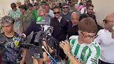 安东尼被球迷一路热情跟拍 左右保镖开路