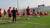 柔韧性棒棒哒 上港全队早间热身训练瑜伽垫弹力球