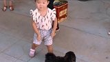 一岁的三胞胎儿子去隔壁爷爷家串门，这小狗可真是遭罪了