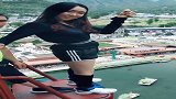 最近这个蹦极的美女火了，站在蹦极台上如此的淡定，为她赞美