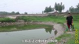 渔夫拿手撒网再次去水池捕鱼，竟然一网爆，捞上来都是石头
