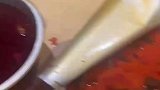 男子点了两份火锅，却发现里面泡着有一张抹布