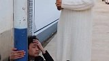 小伙子，美女叫你小心杆，你这是什么反应！