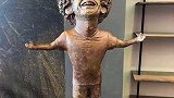 萨拉赫喜感雕塑吸引众人合影 脑袋大身子小到底是致敬还是恶搞？