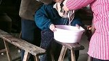 四川泸州妹儿 四川 没有血缘却胜过血缘，父亲三十多年如一日的照顾母亲，每次我回来也会帮着一起照顾～