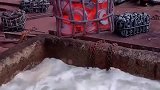 高温钢铁下水的瞬间，水沸腾的像海浪一样！