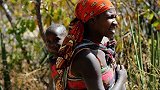 非洲最奇葩的部落：女人自由选择结婚对象，但要接受残忍求爱方式
