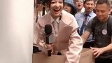 张韶涵从快递箱里跳出来吓了我一跳