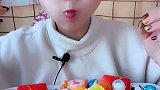 小姐姐直播吃彩色鸡蛋巧克力，创意小零食，是我童年向往的生活