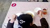 大连金州一家过桥米线店，女顾客为免单将自己头发拔下来扔进碗里