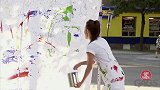 邀请路人泼油漆，故意让路人泼到男子身上，路人非常尴尬