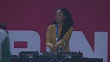 当足球遇上音乐！美女DJ超high电音引爆哈利法球场