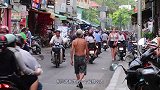 越南女孩到中越边境摆摊，贩卖的东西，却让中国男生感到荒唐