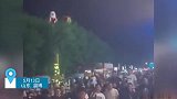 淄博游客不听劝说挑衅民警，被强行带走时众人拍手叫好