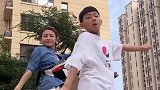 90后辣妈配合儿子跳舞，舞姿活泼配合十分默契，儿子的表情非常