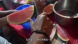 印度独特“粉色西瓜汁”，2块1杯，一桶卖不到5分钟就见底了